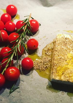 Une photo de Feta et tomates rôties