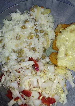 Una foto de Bastones de merluza a la fugazeta con arroz