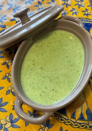 Une photo de Sauce salade à la moutarde, vinaigre de tomate, ail, persil et citron