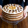 Tarta de nata, plátano y nueces caramelizadas