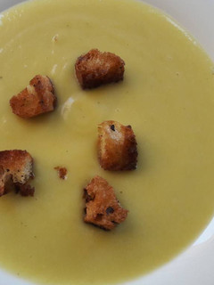 Una foto de Crema de calabacín con picatostes
