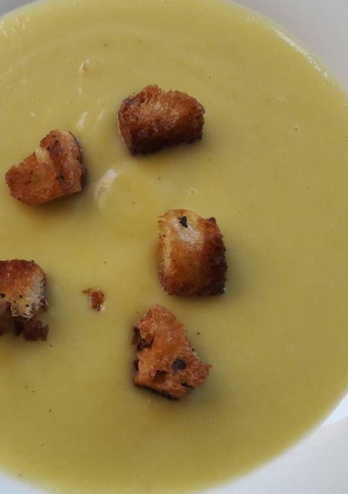 Una foto de Crema de calabacín con picatostes