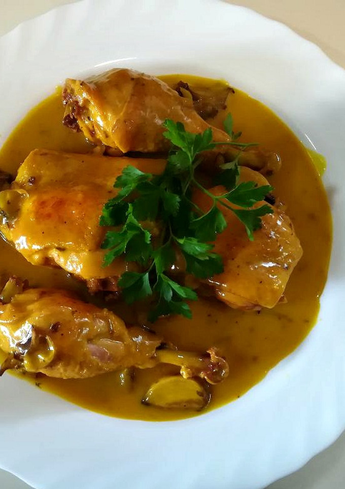 Una foto de Pollo al ajillo en salsa