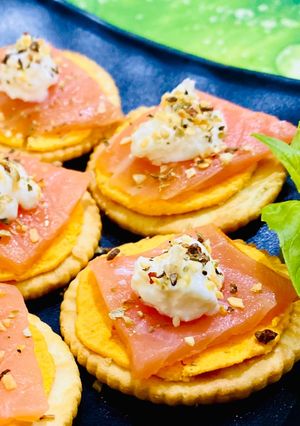 Hình của món Finger Food 👌5: Bánh Ritz + Cá hồi xông khói“Món bốc tay mới đúng điệu”.