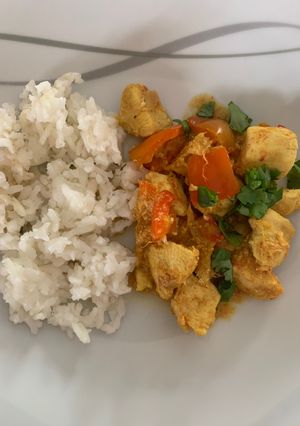 Una foto de Pollo al curry con arroz y hierbabuena