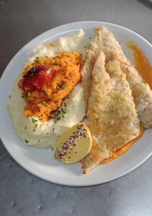 Una foto de Lenguado a la romana con puré mixto