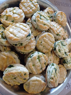 Medvehagymás pogácsa recept fotója
