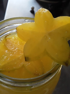 Una foto de Dulce de carambolo y mango😜🍯🍑🍋🍯😍