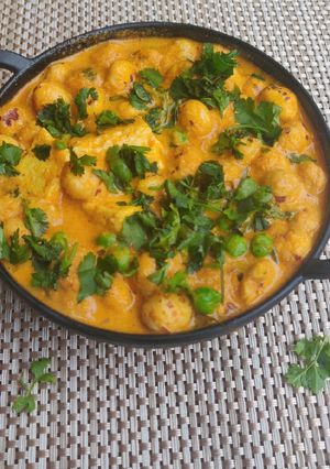 A picture of Paneer Matar Makhana.