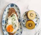 Ảnh đại đại diện món Eatclean: Bữa Sáng Với Trứng Ốp, Bánh Mì Đen Và Kiwi (6)