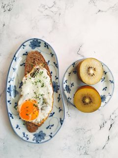 Hình của món Eatclean: Bữa sáng với trứng ốp, bánh mì đen và kiwi (6).