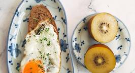 Hình ảnh món Eatclean: Bữa sáng với trứng ốp, bánh mì đen và kiwi (6)