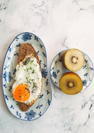 Hình của món Eatclean: Bữa sáng với trứng ốp, bánh mì đen và kiwi (6).