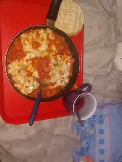 Una foto de Tomate con chorizos y queso derretido