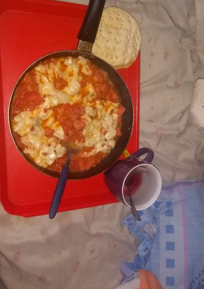 Una foto de Tomate con chorizos y queso derretido