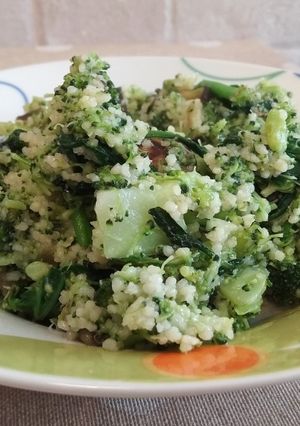 Una foto de Cuscús con brócoli, espinacas y berenjena