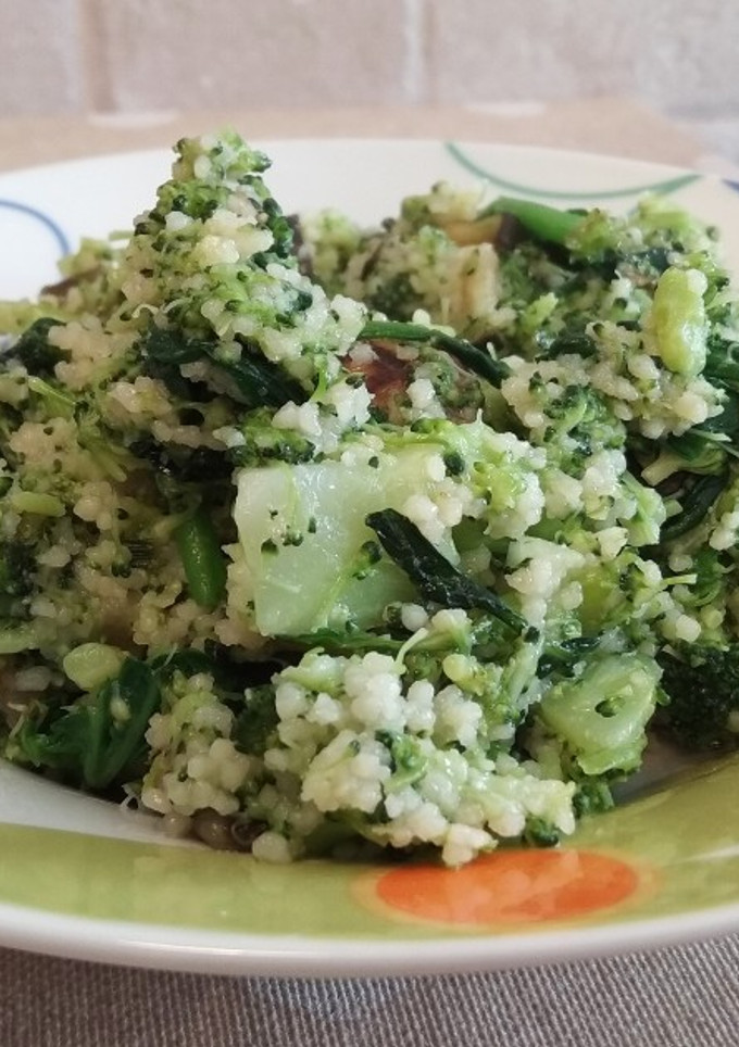 Una foto de Cuscús con brócoli, espinacas y berenjena