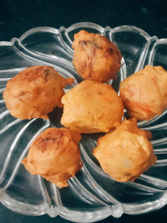 காரட் உருளைக்கிழங்கு போண்டா. செய்முறை முக்கிய புகைப்படம்