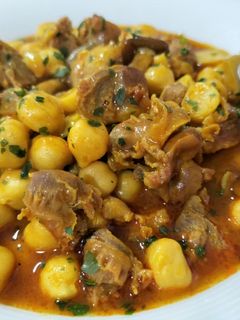 Una foto de Garbanzos con mollejas, setas y caldo de temporada