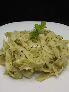 Una foto de Pasta fresca con pesto de brócoli