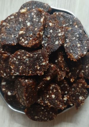 ખજૂર રોલ (Khajoor Roll Recipe In Gujarati) રેસીપી મુખ્ય ફોટો
