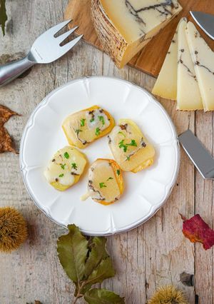 Foto di Crostini di patate al formaggio al profumo di tartufo