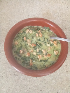 Una foto de Espinacas con champiñones en crema/nata vegana, con cebolla, ajo, queso parmesano y nueces