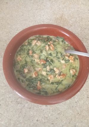 Una foto de Espinacas con champiñones en crema/nata vegana, con cebolla, ajo, queso parmesano y nueces