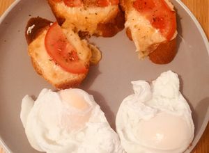 Una foto de Tostadas napolitanas y huevos poché