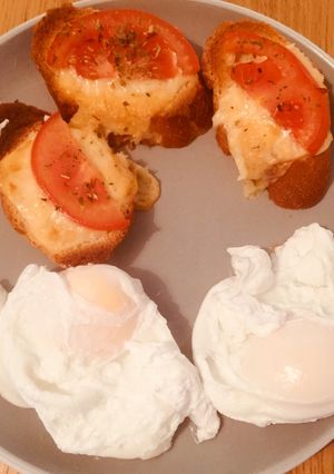Una foto de Tostadas napolitanas y huevos poché