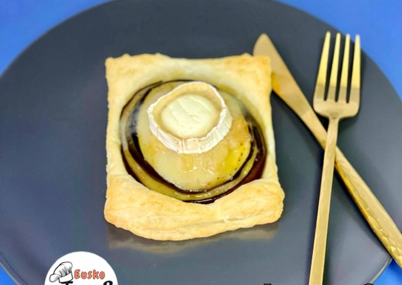 Hojaldre de berenjena con pera encebollado y corona de cabra