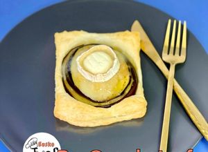 Foto principal de Hojaldre de berenjena con pera encebollado y corona de cabra