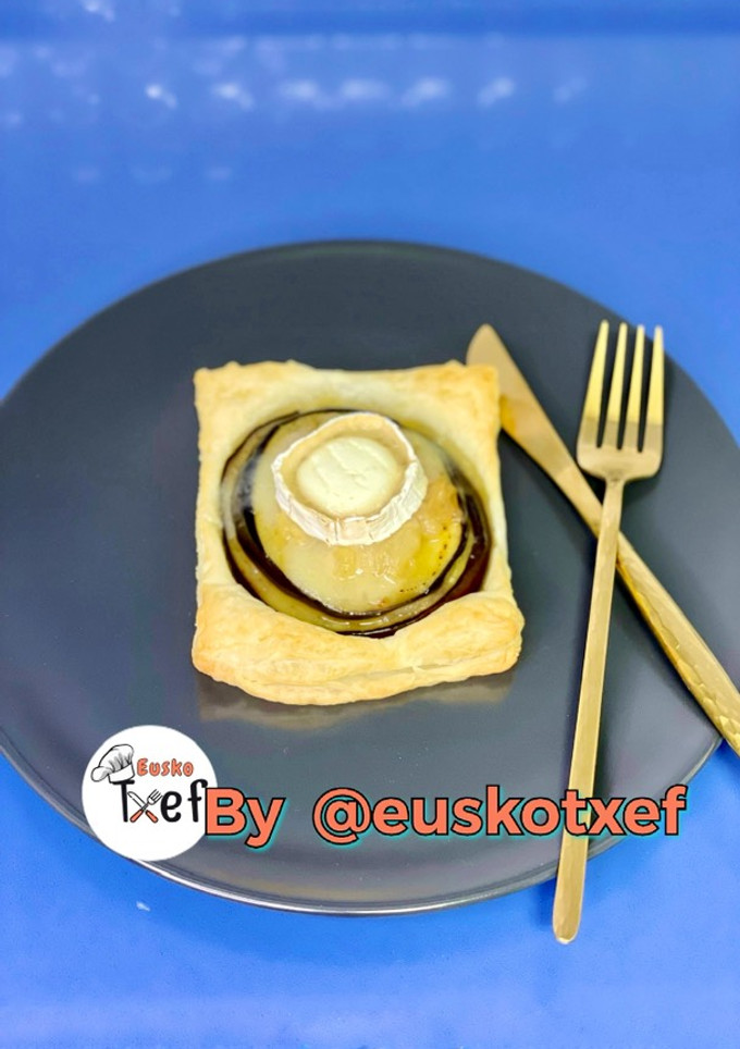 Una foto de Hojaldre de berenjena con pera encebollado y corona de cabra