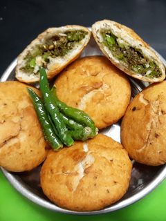 मटार कचोरी (Matar kachori recipe in marathi) रेसिपी चे मुख्य फोटो