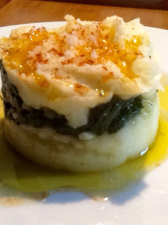 Una foto de Parmentiere y acelgas rehogadas con ajo y pimentón
