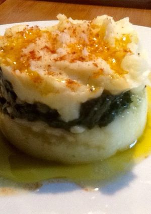 Una foto de Parmentiere y acelgas rehogadas con ajo y pimentón