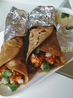 पनीर भूना फ्रँकी (paneer buna frankie recipe in marathi) रेसिपी चे मुख्य फोटो