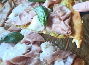Une photo de Pizza mortadelle, pesto de pistaches et burrata