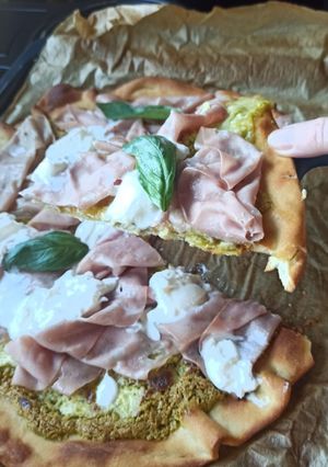 Une photo de Pizza mortadelle, pesto de pistaches et burrata