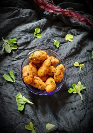 ઊંધીયુંમાં નાખવાનાં મેથી નાં મુઠીયા (Undhiyu muthiya recipe in Gujarati) રેસીપી મુખ્ય ફોટો