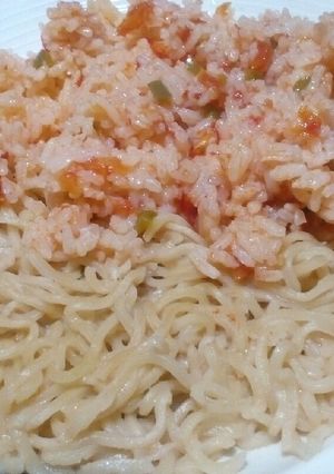 A picture of Fried rice with instant noodles.