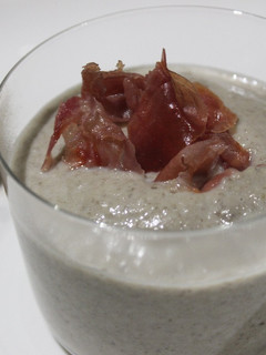 Una foto de Crema de setas con crujiente de jamón