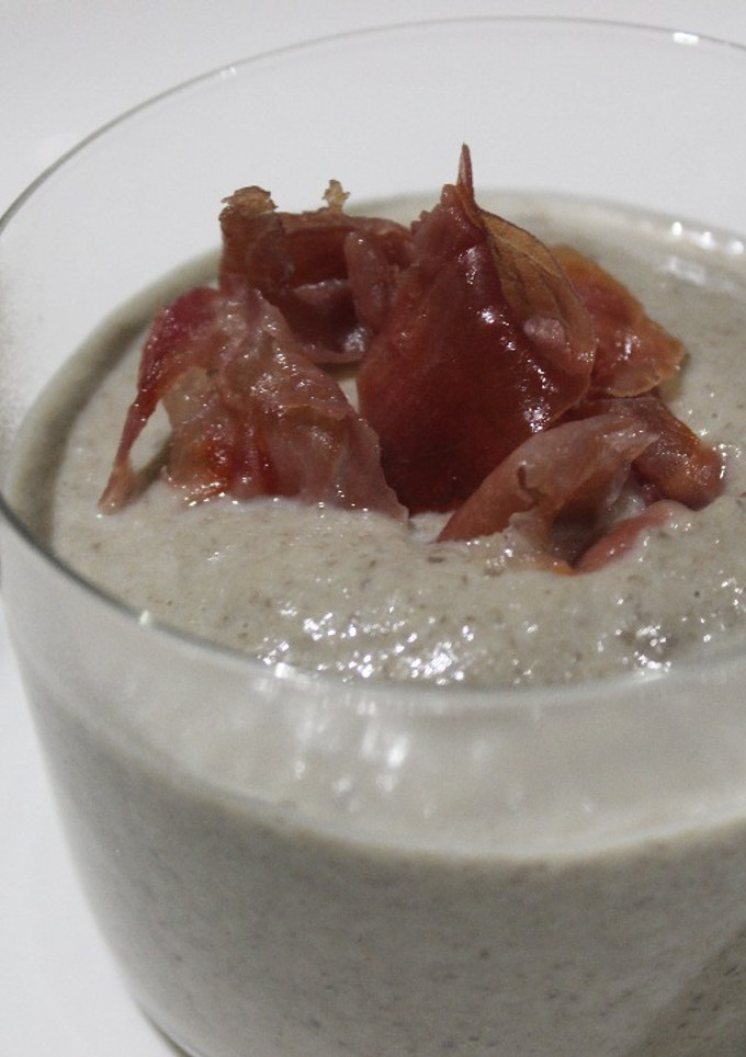 Una foto de Crema de setas con crujiente de jamón