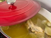 Una foto de caldos de carne