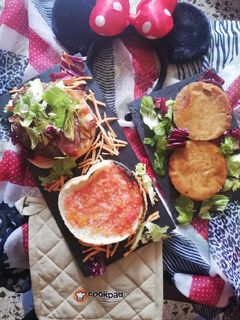 Una foto de Burger Ibérica y Burger de soja con calabaza