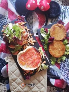 Una foto de Burger Ibérica y Burger de soja con calabaza