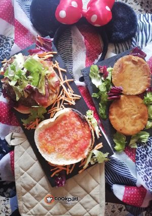 Una foto de Burger Ibérica y Burger de soja con calabaza