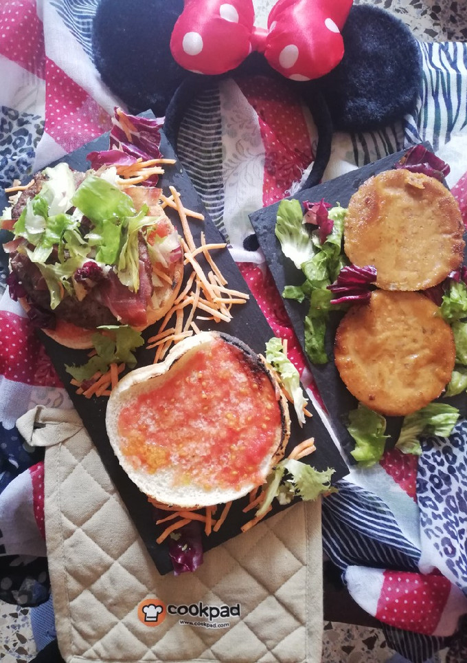 Una foto de Burger Ibérica y Burger de soja con calabaza
