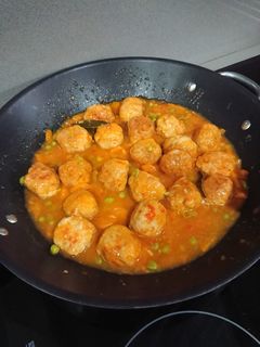 Una foto de Albóndigas de pollo y pavo a la jardinera