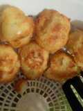 Torreznos de papas con ensalada de conejo